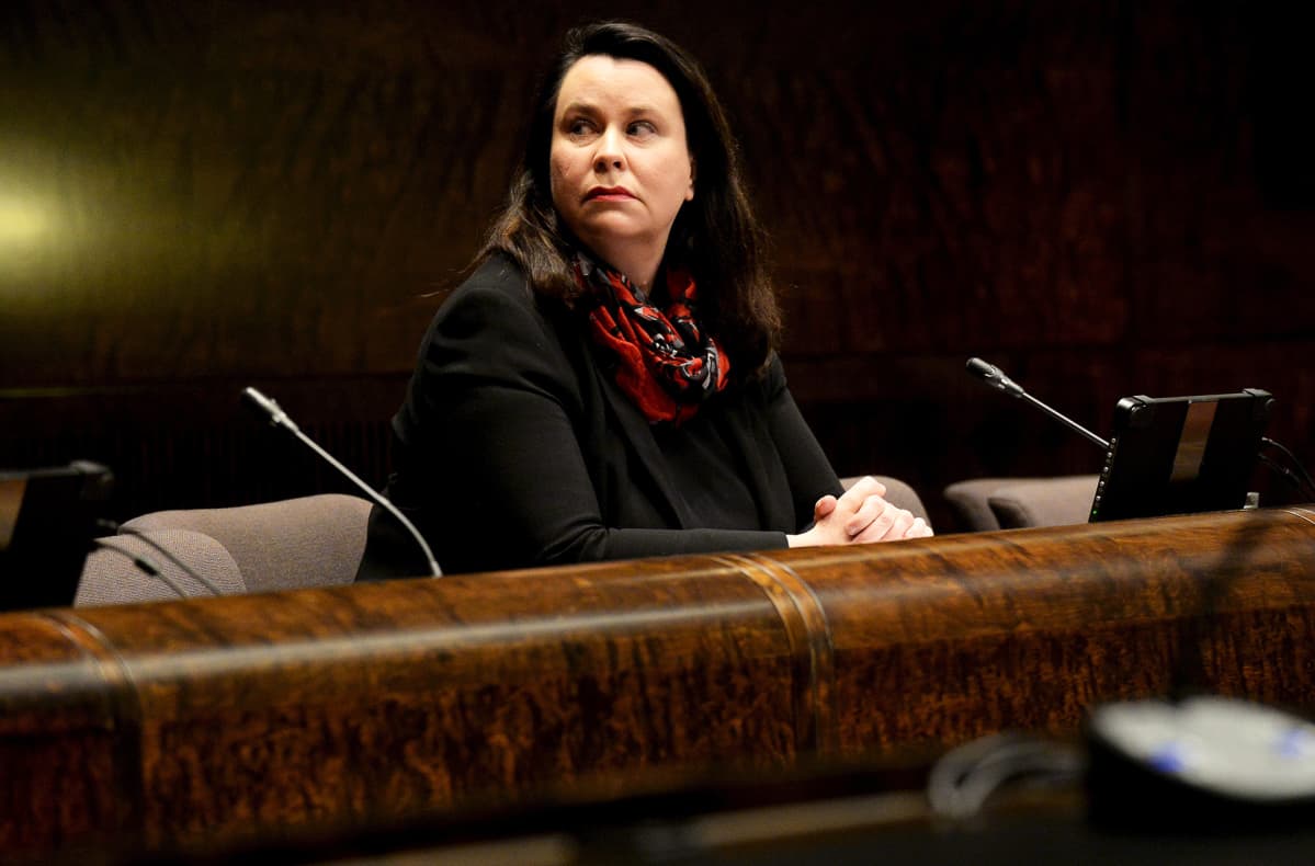 Perustuslakivaliokunnan puheenjohtaja Johanna Ojala-Niemelä ulkoministeri Pekka Haaviston ministerivastuuasiaa koskevassa tiedotustilaisuudessa.