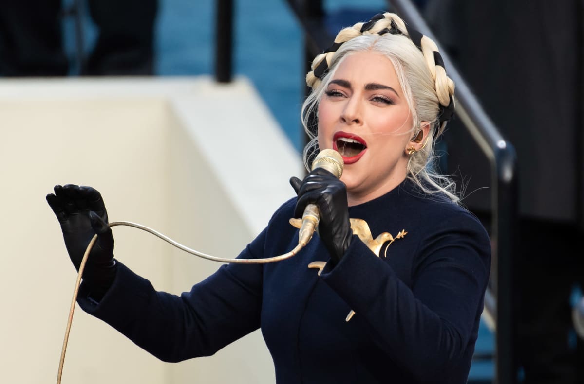 Lady Gaga laulaa Bidenin virkaanastujaisissa.