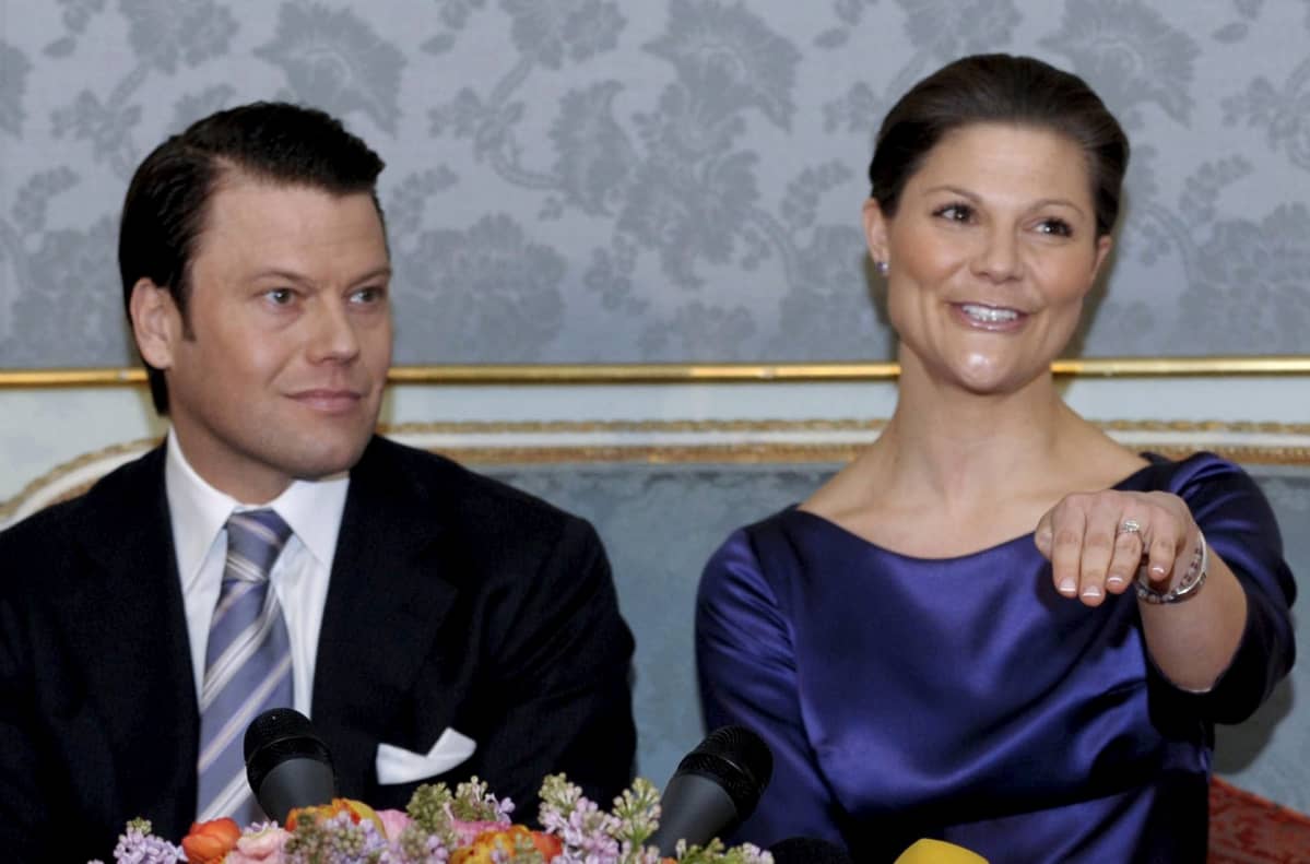 Victoria esittlee kihlasormustaan.