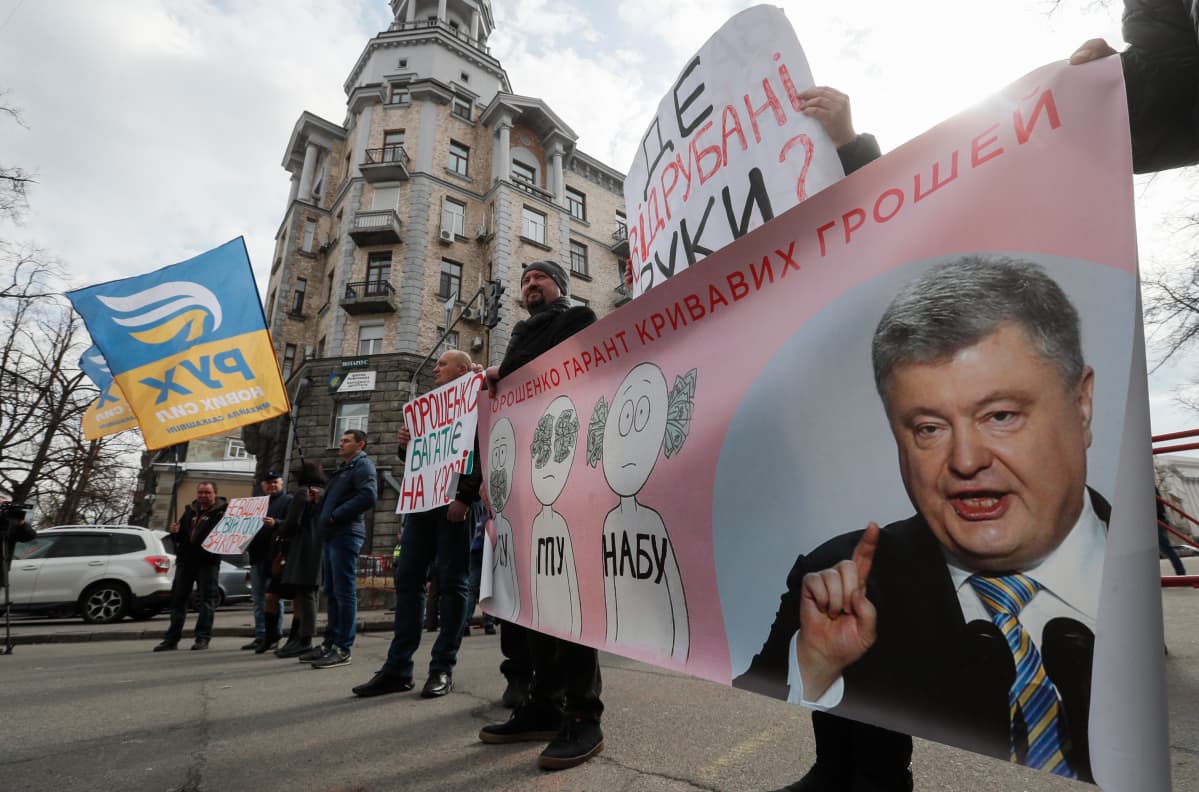 Petro Porošenkoa kritisoitiin korruption vastaisessa mielenosoituksessa Kiovassa.