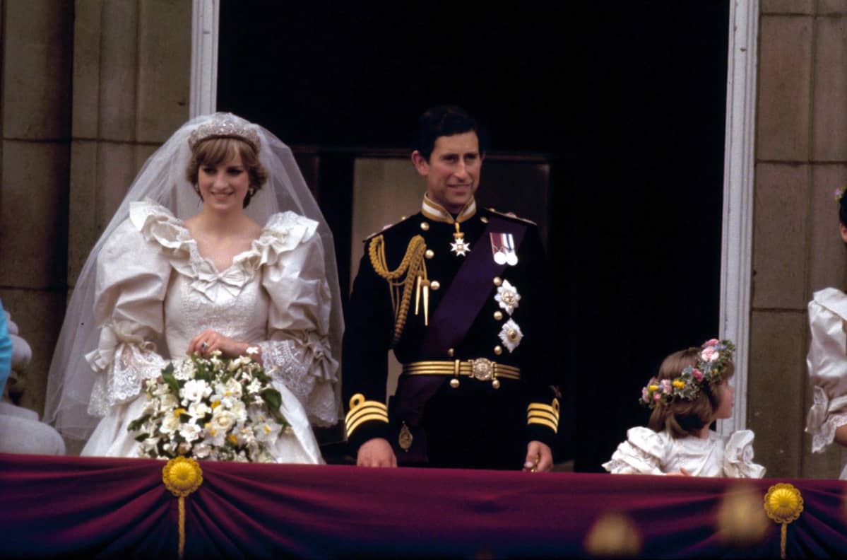 Hääpuvussa oleva Diana vierellään univormussa oleva Charles.