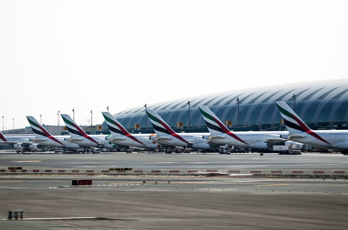 Emirates Airlinesin Airbus A380- koneita parkissa Dubaissa.