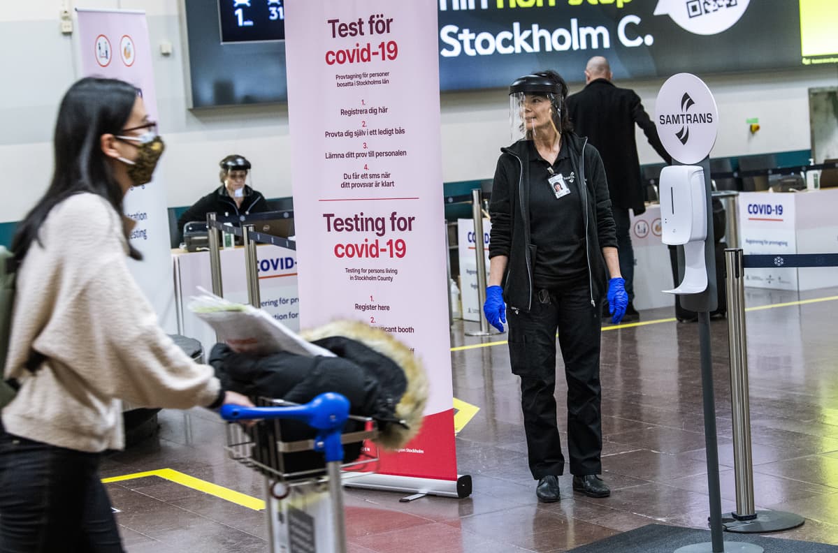 Asa Wernsten tyskentelee koronavirustestipaikalla Arlandan lentokentällä