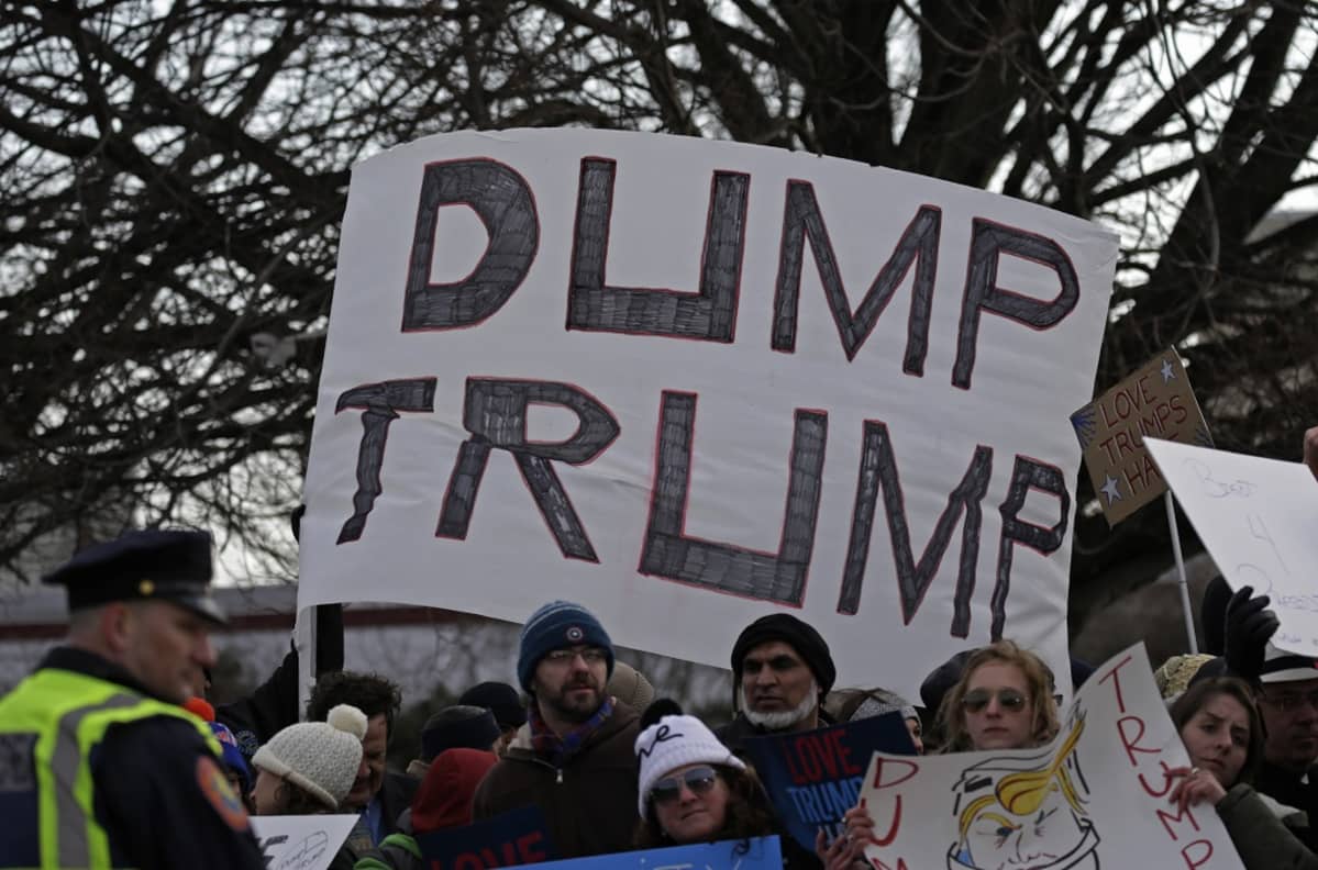 Dump Trump kyltti ja mielenosoittajiaulko