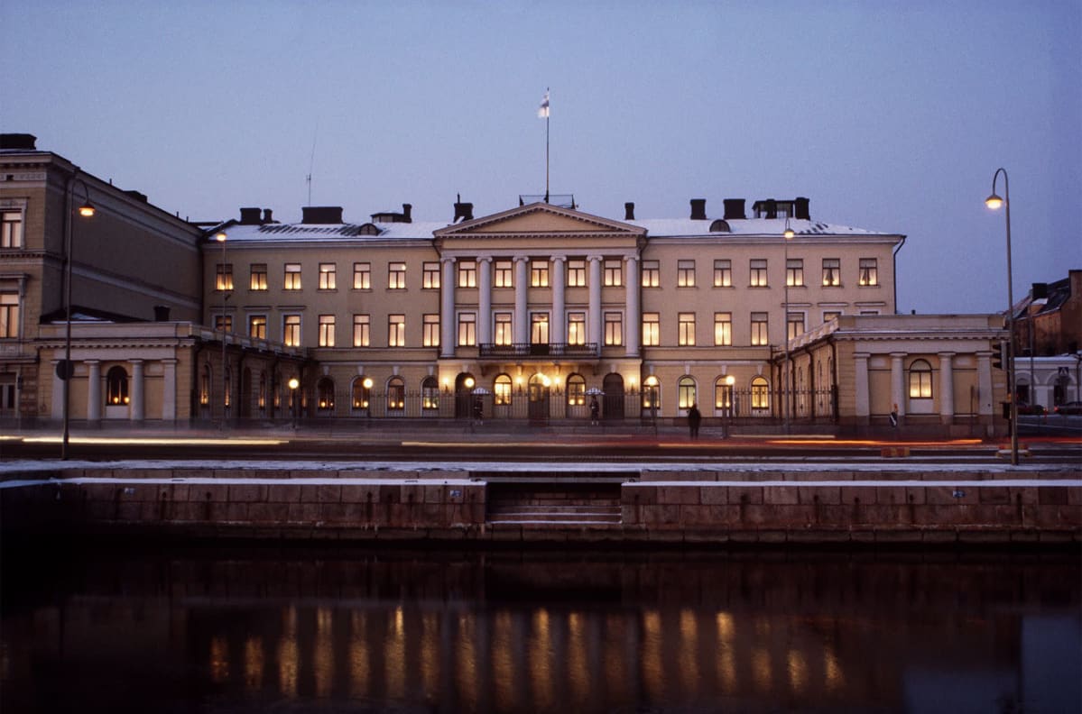 Juhlavalaistu Presidentinlinna itsenäisyyspäivänä 1991. Presidentinlinna iltavalaistuksessa.