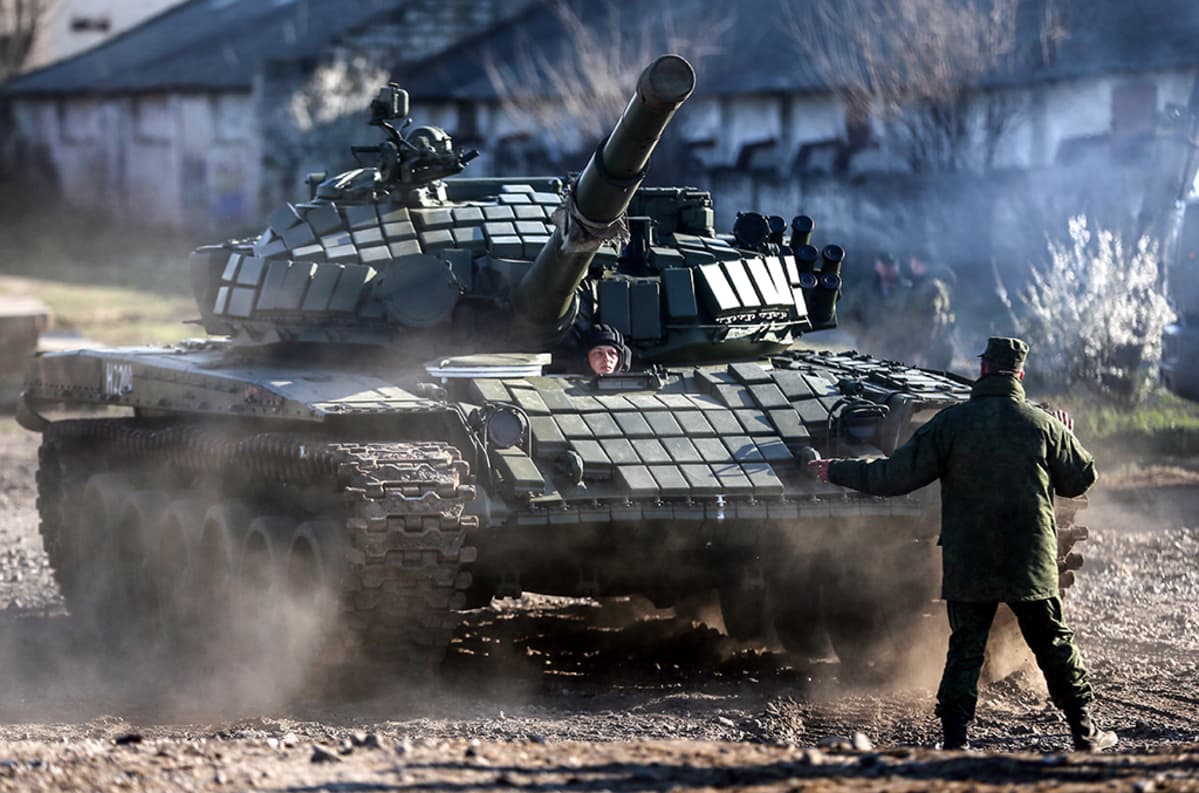 Uudistettu T-72 tankki tuodaan Venäjältä Krimille maaliskuussa 2014. Venäjän armeija sijoitti sen Ukrainan armeijan entiseen tukikohtaan.