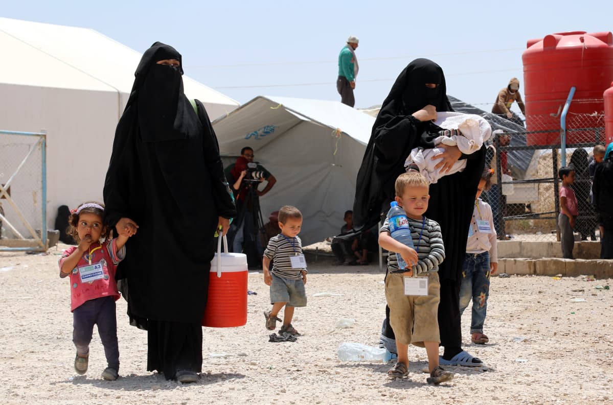 Isis-taistelijoiden vaimoja lapsineen al-Holin leirillä kesäkuussa (kuvituskuva, naisen kansallisuus ei ole tiedossa)