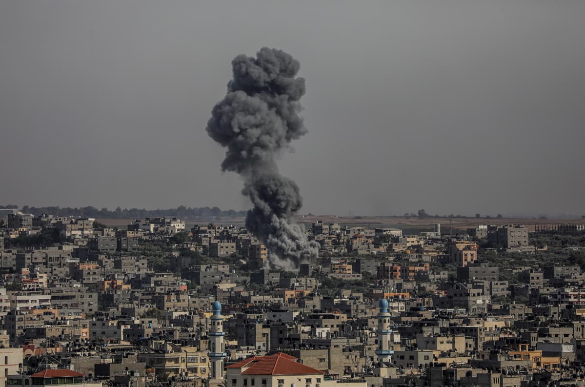 Gazassa savusi tiistaina 11.5. Israelin tekemän ilmaiskun jäljiltä.
