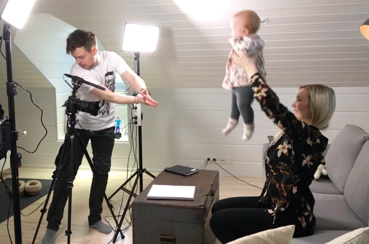 Youtubettajat Thomas ja Titta Halloran valmistautuvat videon kuvaamiseen Isla-vauvansa kanssa.