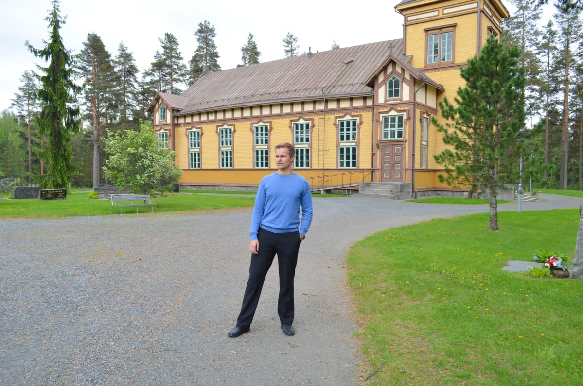 Joni Riihonen Vilppulan kirkon edessä.