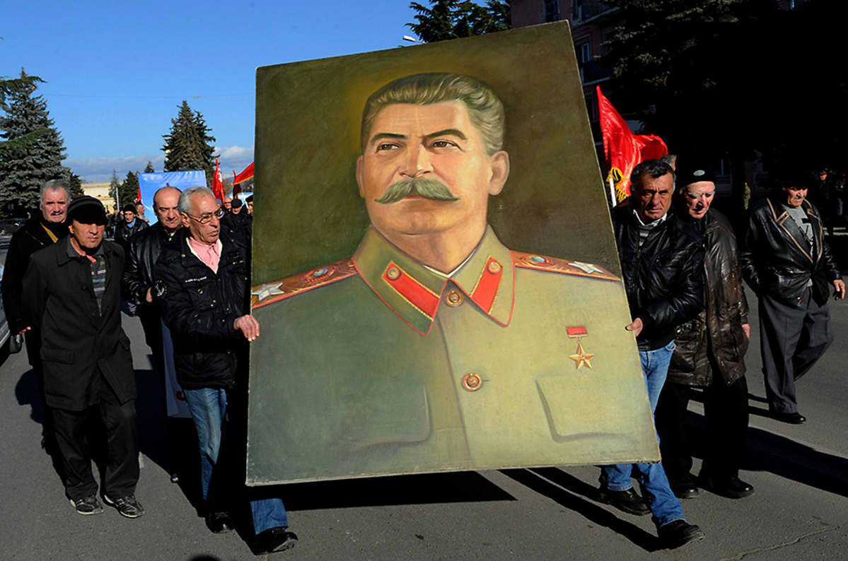 Ihmiset kantavat Josif Stalinin muotokuvaa marssin aikana 21. joulukuuta 2014 hänen syntymäpäivänsä kunniaksi Gorin kaupungissa, nykyisessä Georgiassa.