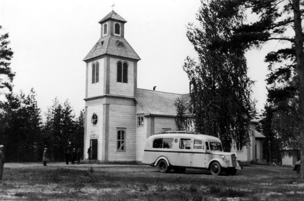 Ääniauto Pertunmaalla kirkon edessä.