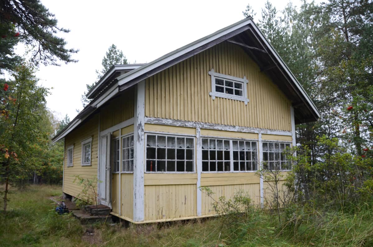 Kalliosaaren päärakennus.