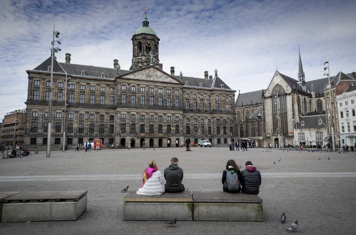 Lähes autio Amsterdamin kuninkaallisen palatsin edusta.