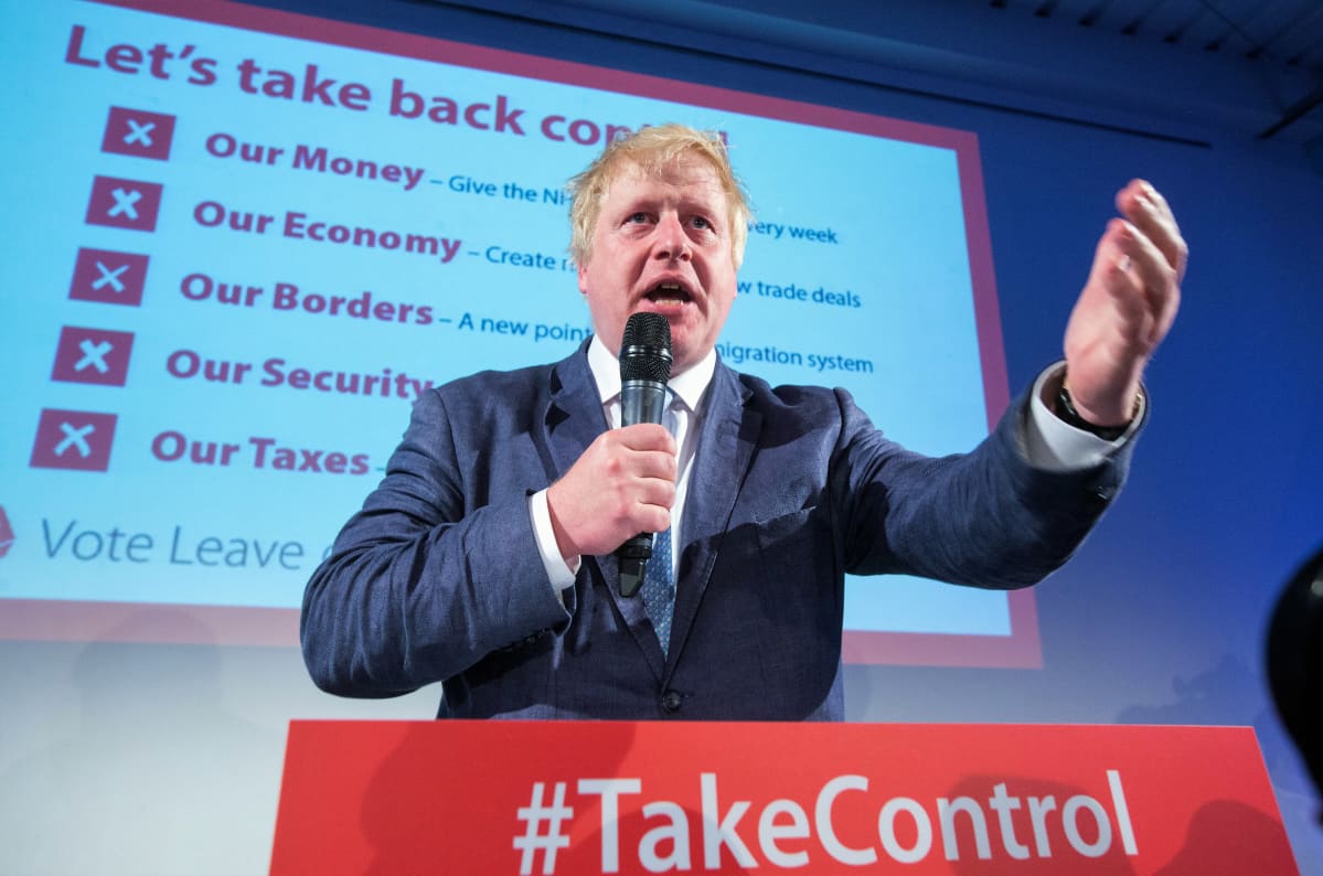 Boris Johnson puhuu Vote Leave -kampanjan tilaisuudessa, Puhujankorokkeessa on teksti "Take control" eli "Ota kontrolli".