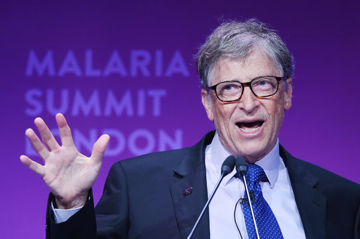 Bill Gates pitää puhetta Lontoossa.