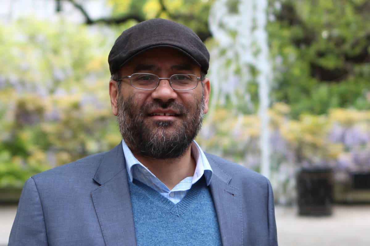 Lakkipäinen Usama Hasan puistossa.