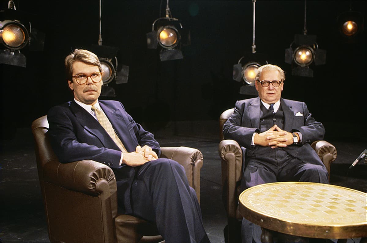 Björn ja Bror Wahlroos istuvat nojatuoleissa tv-studiossa 1987