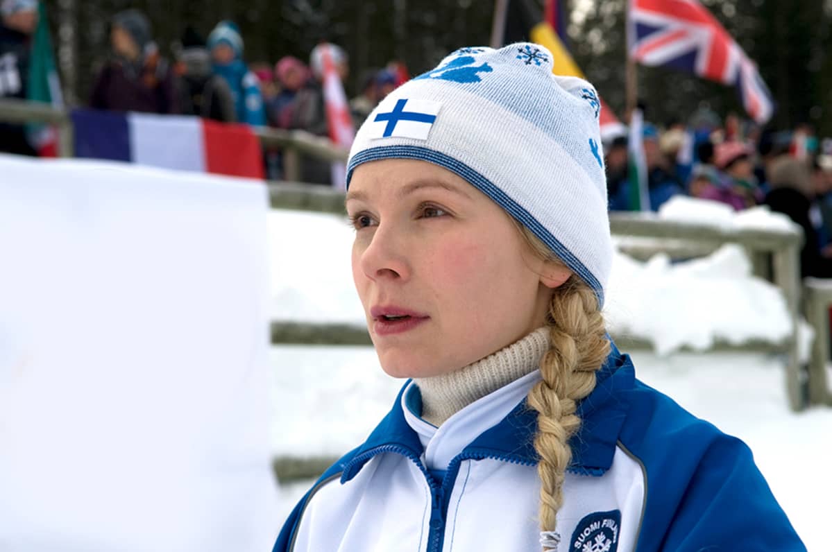 Pamela Tola näyttelee naispääosaa.