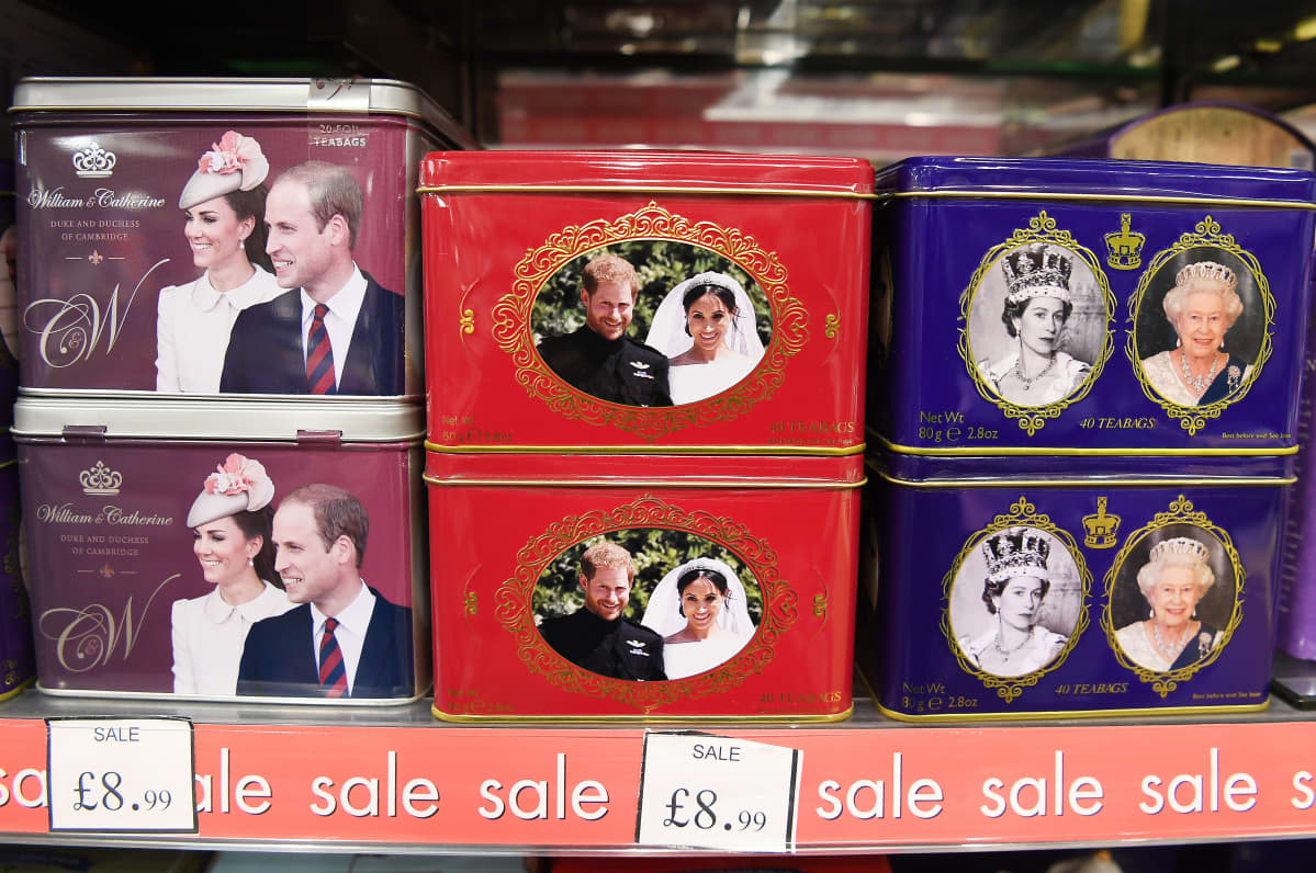 Rasioita, joissa on Harry ja Meghanin sekä muiden kuninkaallisten kuvia.
