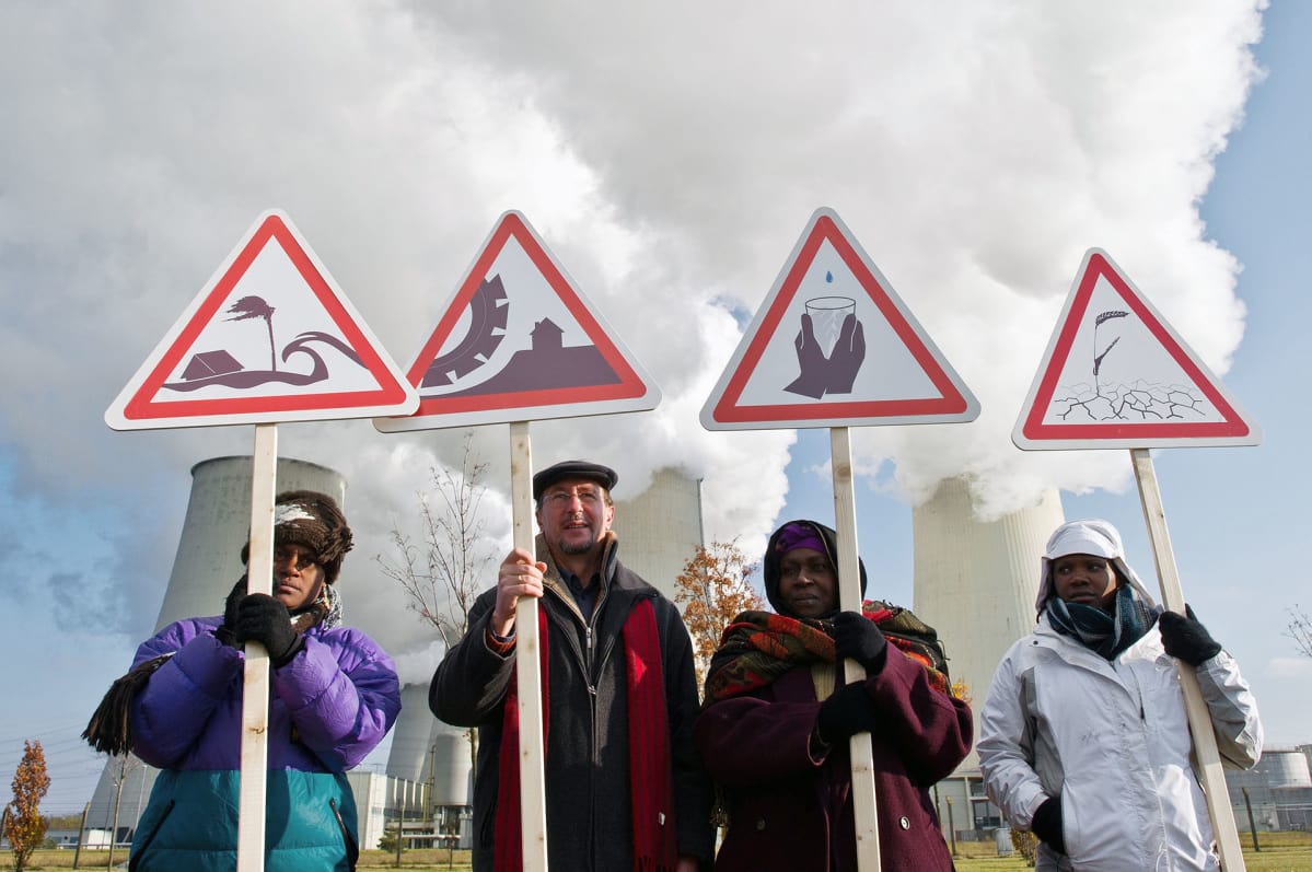 Mielenosoittajia hiilivoimalan edustalla Saksassa.