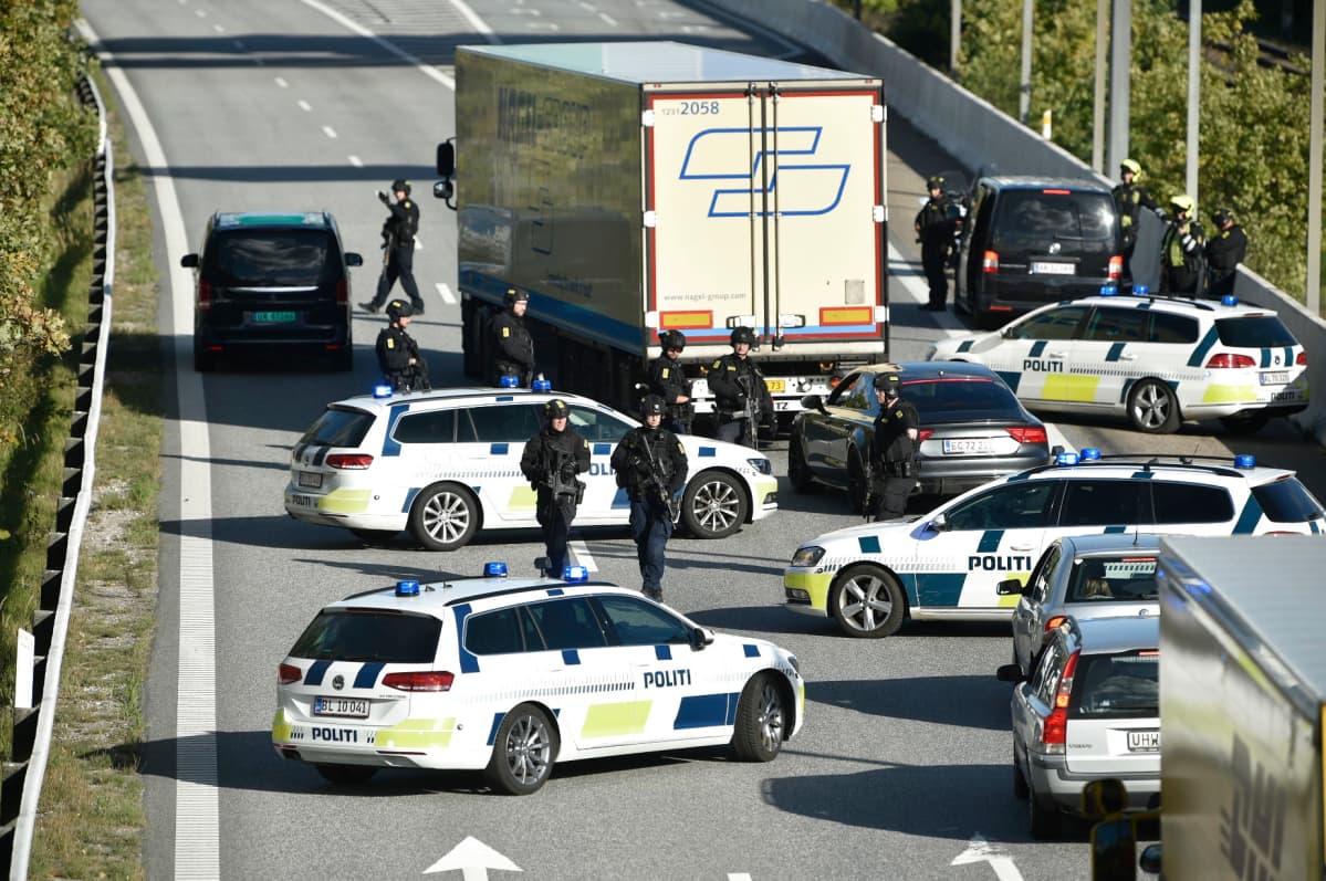 Tanskan poliisin jättioperaatio pysäytti eilen liikenteen Själlandin saarella.
