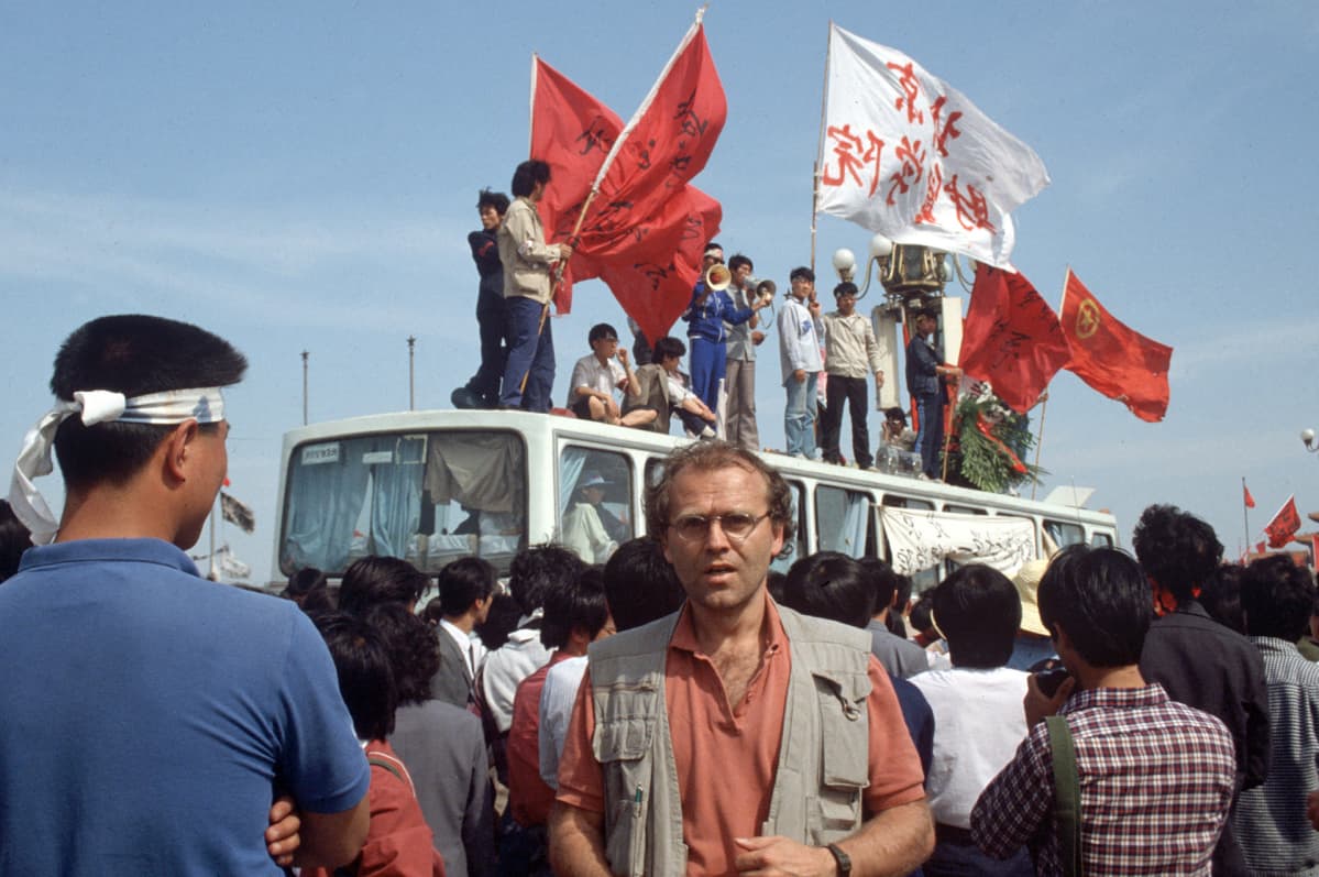 Saksalainen kirjeenvaihtaja Edgar Bauer Tiananmenin aukiolla, takanaan protestoivia opiskelijoita 19. toukokuuta 1989.