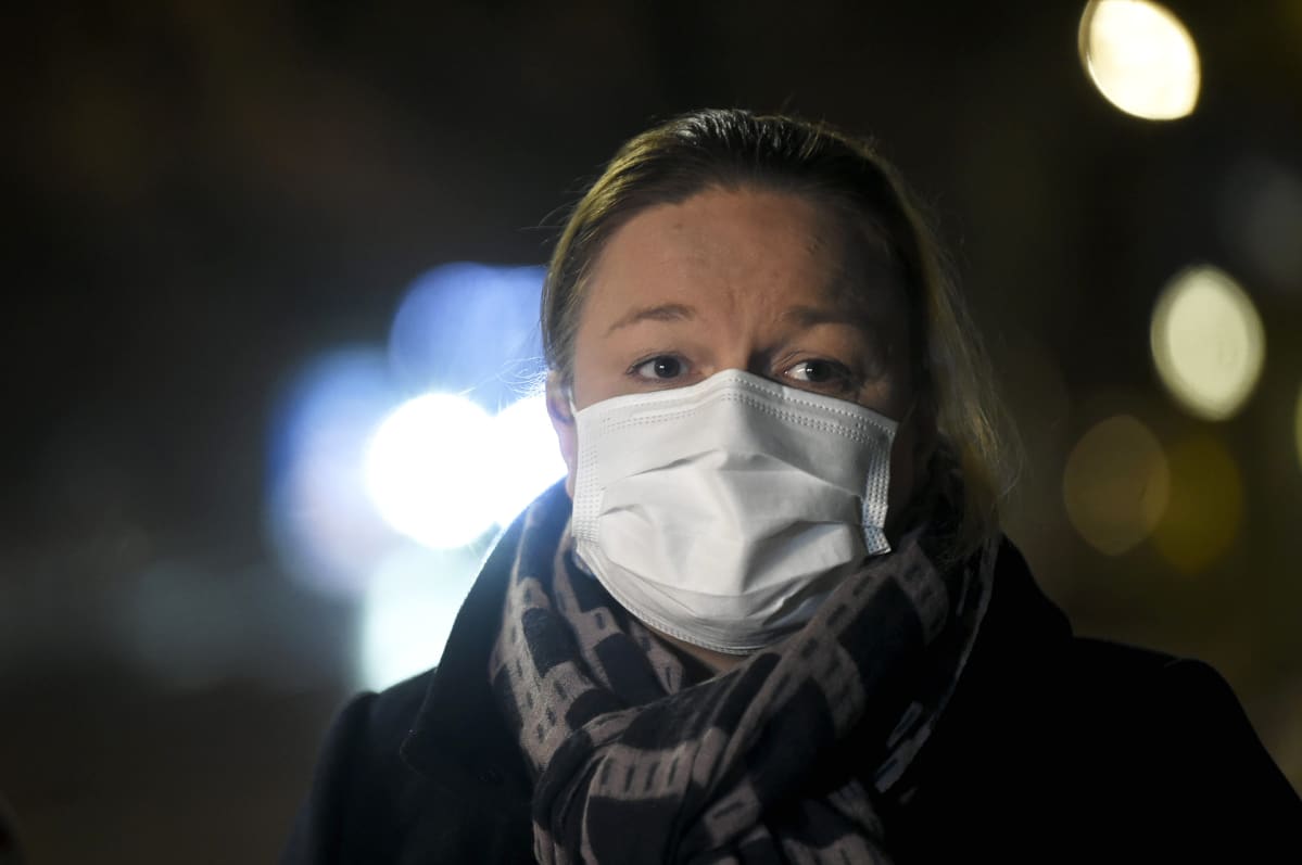 Perhe- ja peruspalveluministeri Krista Kiuru saapuu hallituksen neuvotteluihin Säätytalolle.