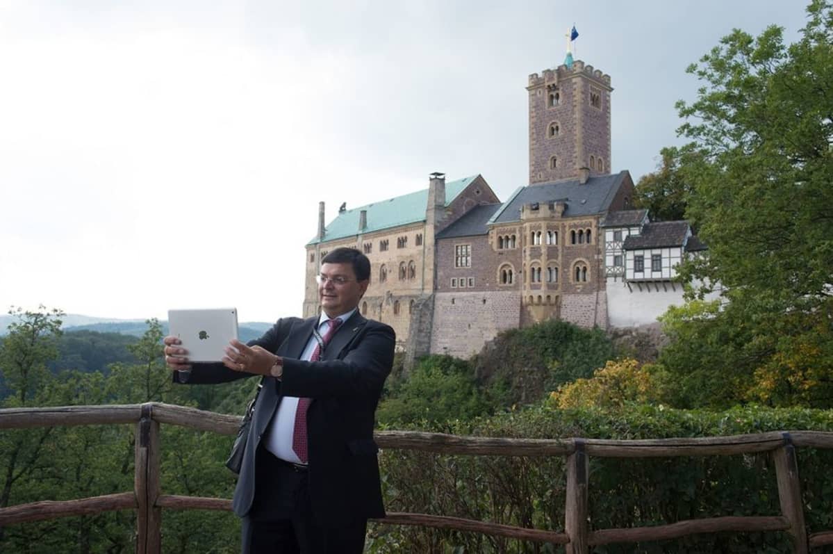 Italialainen toimittaja ottaa presidenttien tapaamisen yhteydessä selfien taustallaan Wartburgin linna.