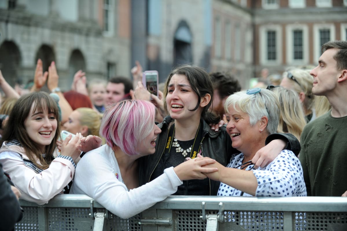 Naiset juhlivat kansanäänestyksen tulosta Dublinissa.