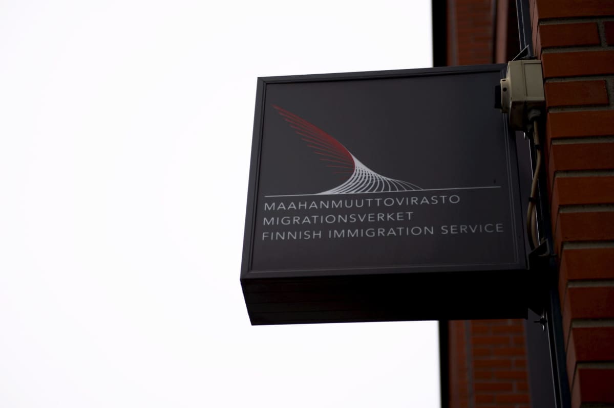 Maahanmuuttoviraston kyltti Helsingissä.