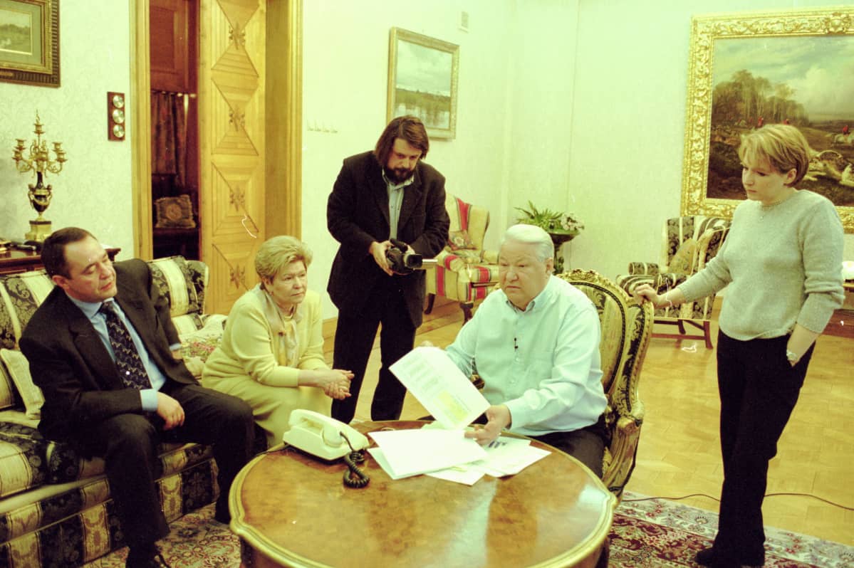 Manski kuvaamassa, miten Jeltsin odottaa Putinilta soittoa vaali-iltana. Turhaan.