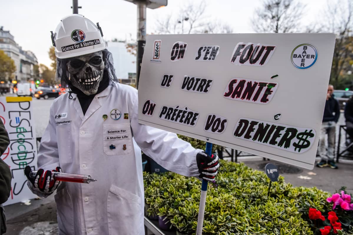 Mielenosoittaja vastustaa Bayer Monsanto -yhtiön glyfosaattien käyttöä.
