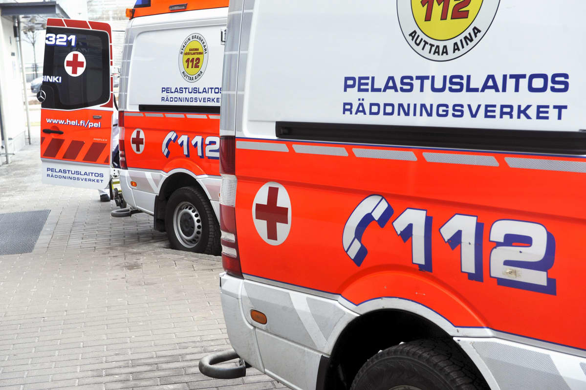 Ambulanssi HUS:n Meilahden sairaalan alueella Haartmanin sairaalan edessä.