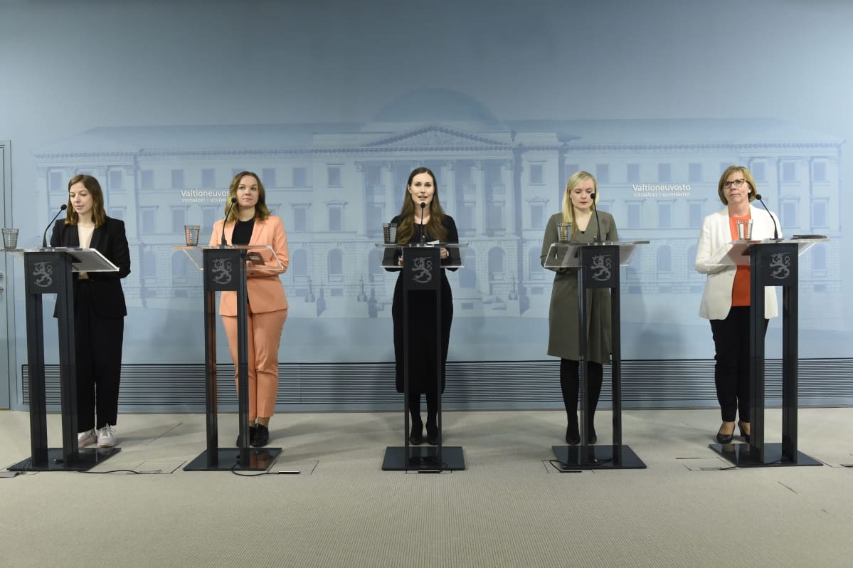 Opetusministeri Li Andersson, valtiovarainministeri Katri Kulmuni, pääministeri Sanna Marin, sisäministeri Maria Ohisalo ja oikeusministeri Anna-Maja Henriksson hallituksen koronatilannekatsauksessa.