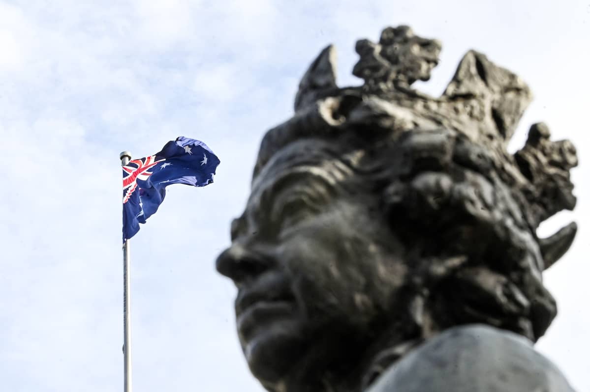 Kuningatar Elisabetiä esittävä patsas Australian parlamentin edustalla Canberrassa.