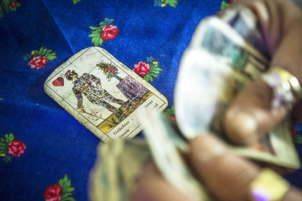 Tarot-kortteja korteista ennustajan kädessä.