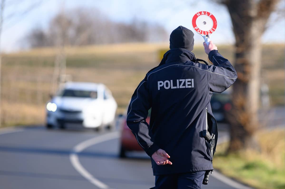 Saksalainen poliisi pysättämässä autoilijoita.
