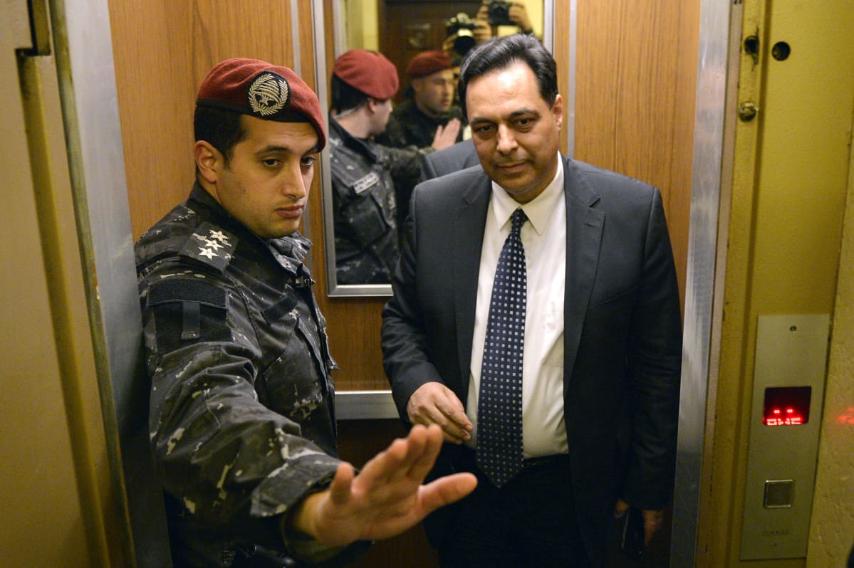 Libanonin pääministeri Hassan Diab ja vartija hississä.