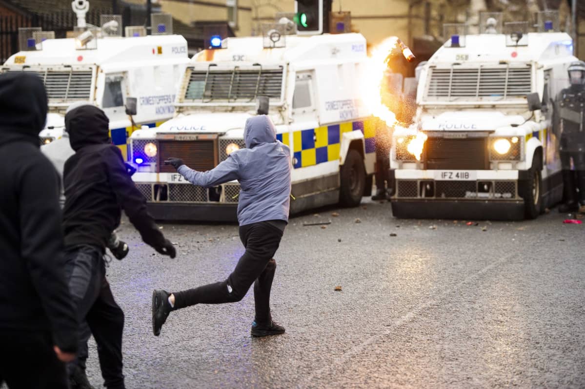 Mellakointia Belfastissa, Pohjois-Irlannissa