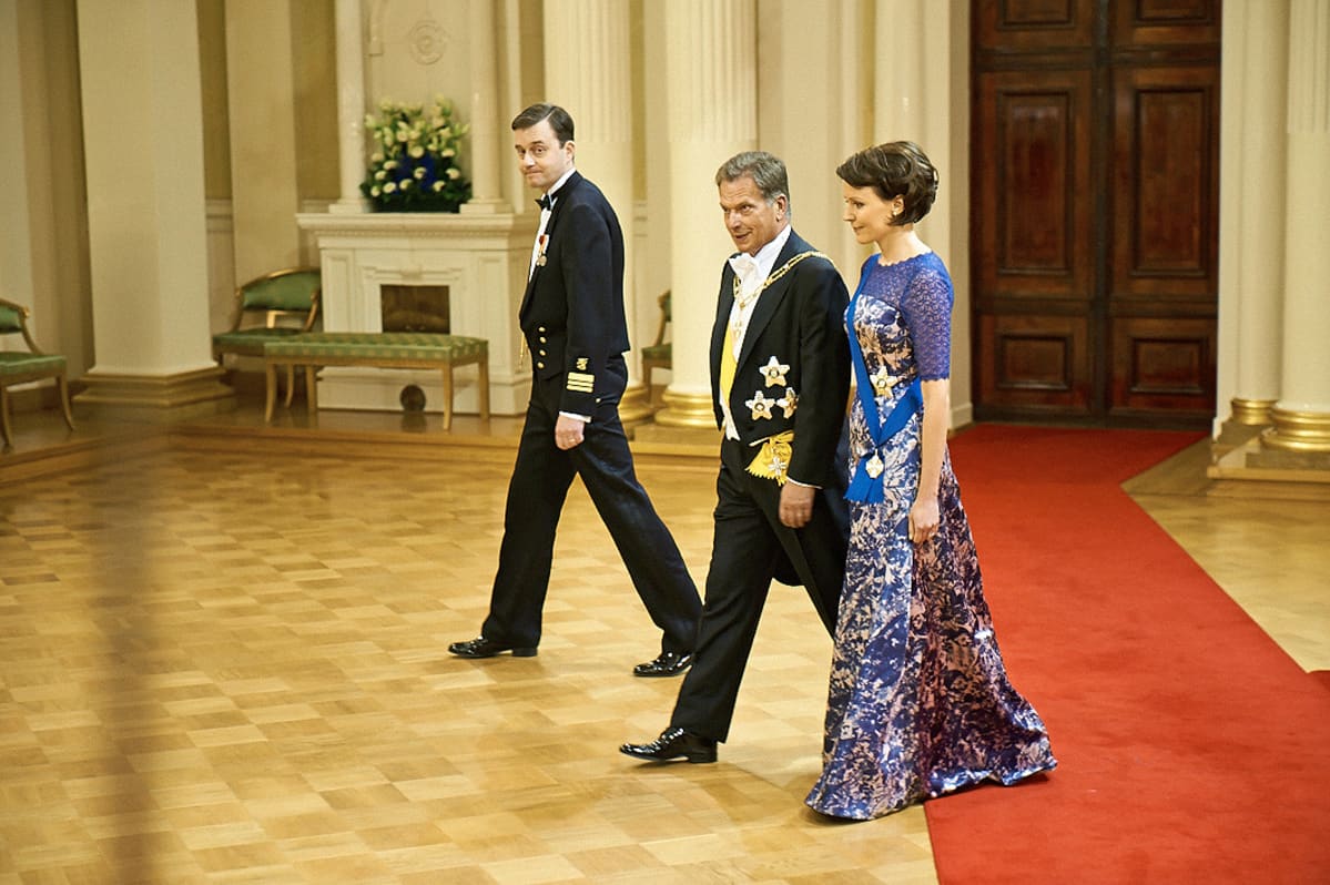 Presidentti Sauli Niinistö ja Jenni Haukio poistuivat kättelyurakan jälkeen.