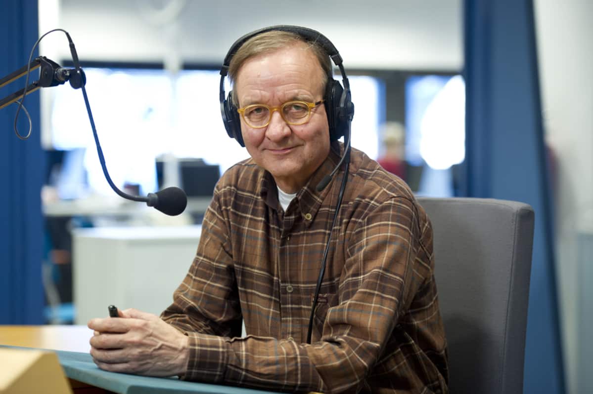 Heikki Palteisto radiostudiossa.