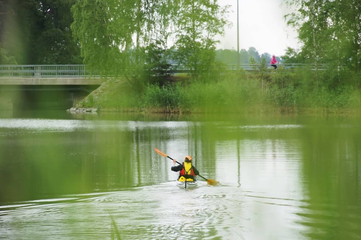 Kuusisaaresta Lehtisaareen pääsee muun muassa kävelysiltaa pitkin.