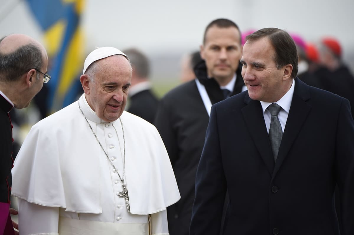 Paavi Franciscus tapasi Ruotsin pääministerin Stefan Löfvenin tervetuliaisseremoniassa Malmön lentokentällä