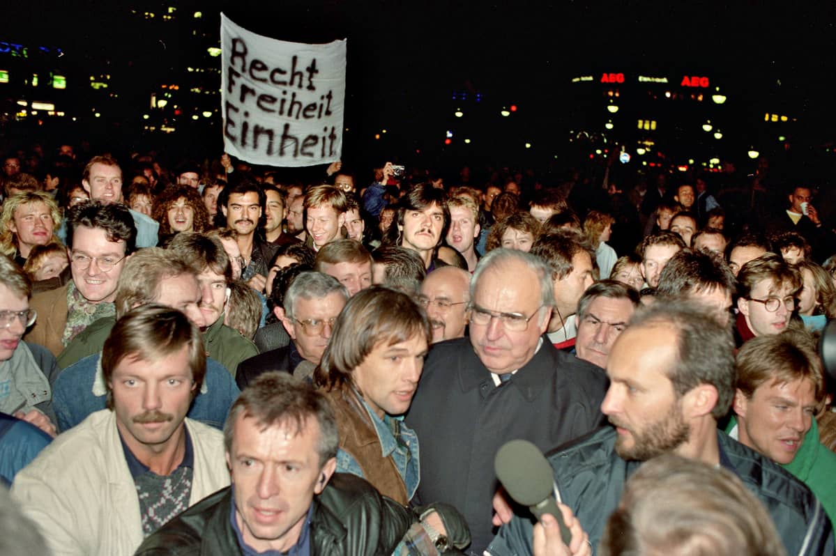 Liittokansleri Helmut Kohl (keskellä) mukana länsi- ja itäberliiniläisten kanssa juhlimassa rajojen avautumista ja Berliinin muurin murtumista 10. marraskuuta 1989.