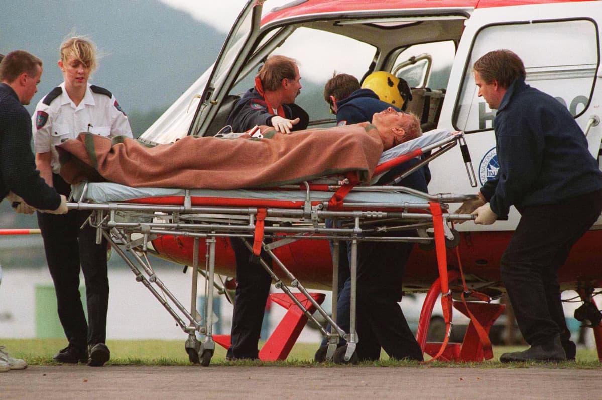 Ammuskelun uhria nostetaan ambulanssihelikopteriin.