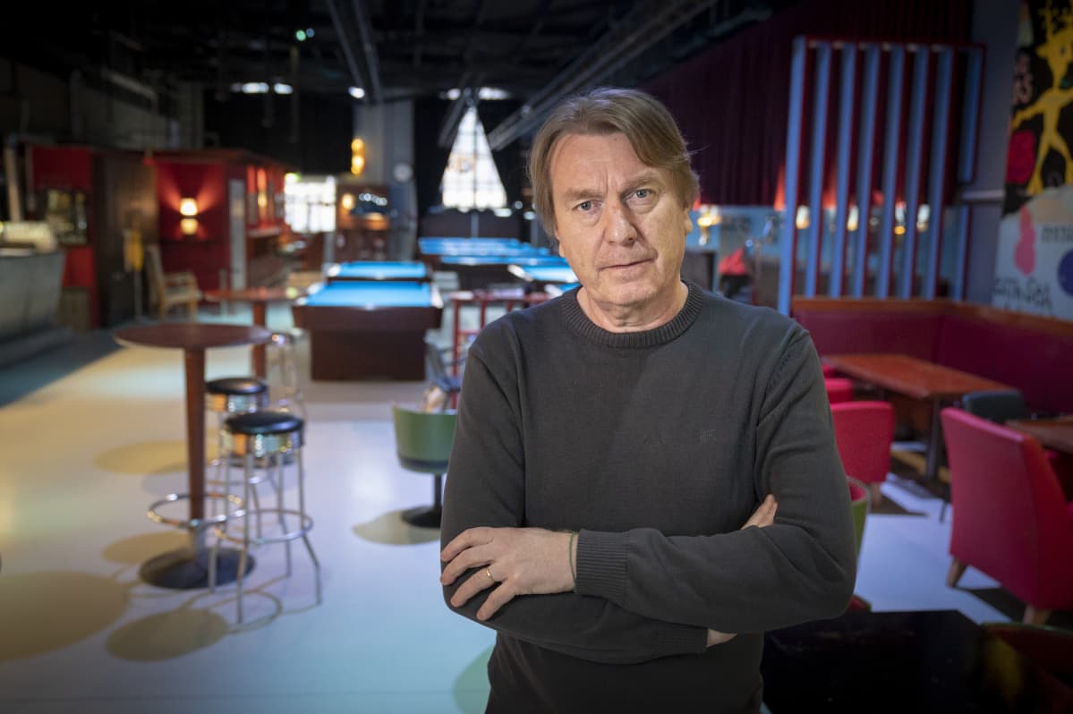Mika Kaurismäki Corona Baarissa.