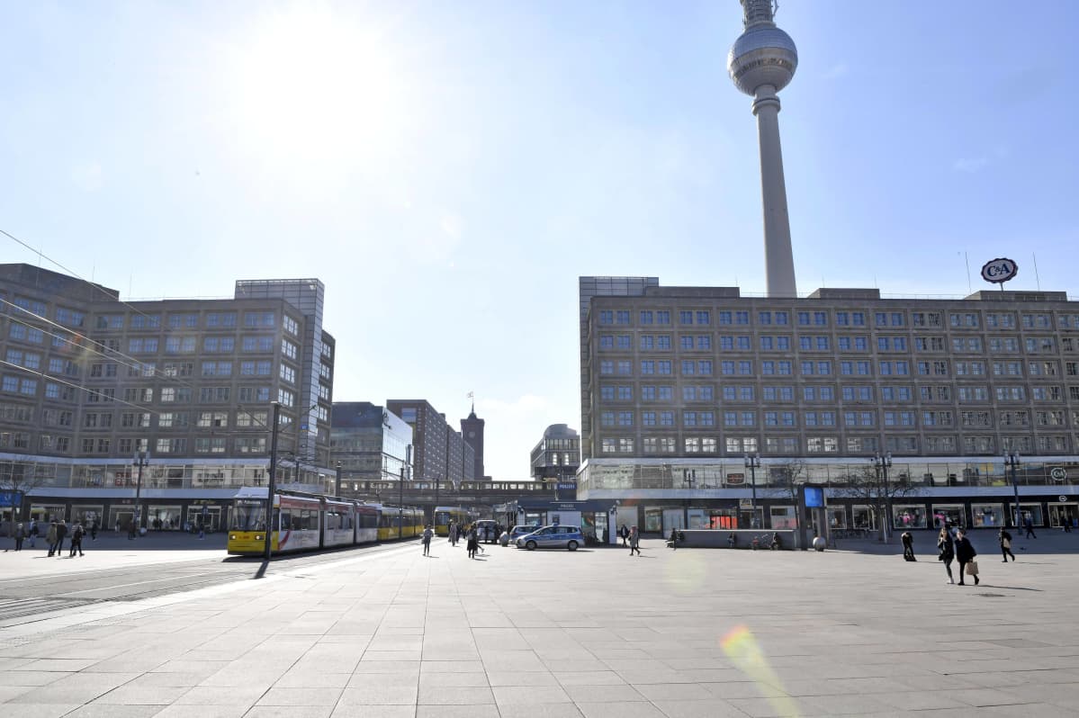 Koronaviruksen takia tyhjentynyt Berliinin Alexanderplatz
