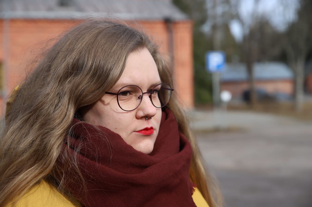 Laura Tammela katsoo kaukaisuuteen.