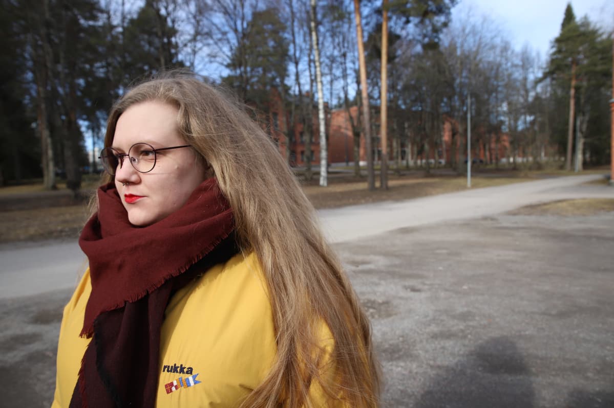 Laura Tammela sivustapäin kuvattuna.